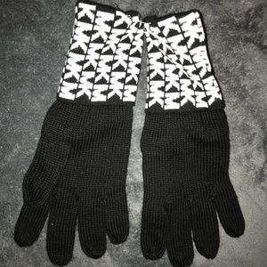 NWOT Michael Kors gloves 100% acrylic